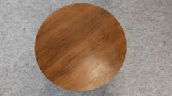 Table basse ronde d'appoint ou bout de canapé, époque contemporaine