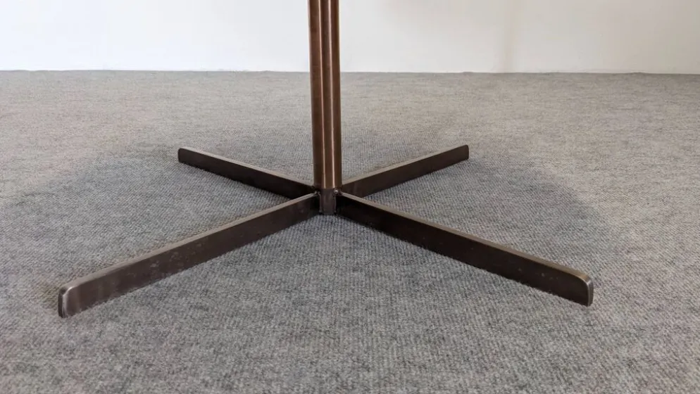 Table basse ronde d'appoint ou bout de canapé, époque contemporaine