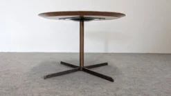 Table basse ronde d'appoint ou bout de canapé, époque contemporaine