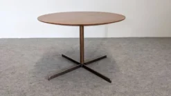 Table basse ronde d'appoint ou bout de canapé, époque contemporaine