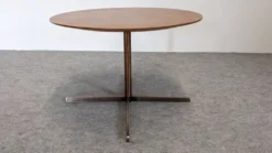 Table basse ronde d'appoint ou bout de canapé, époque contemporaine