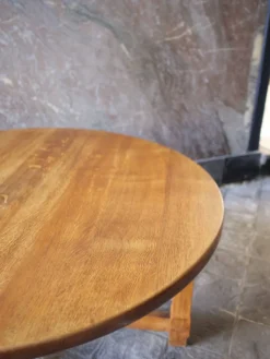 table basse ronde en bois massif design brutaliste deco bohème