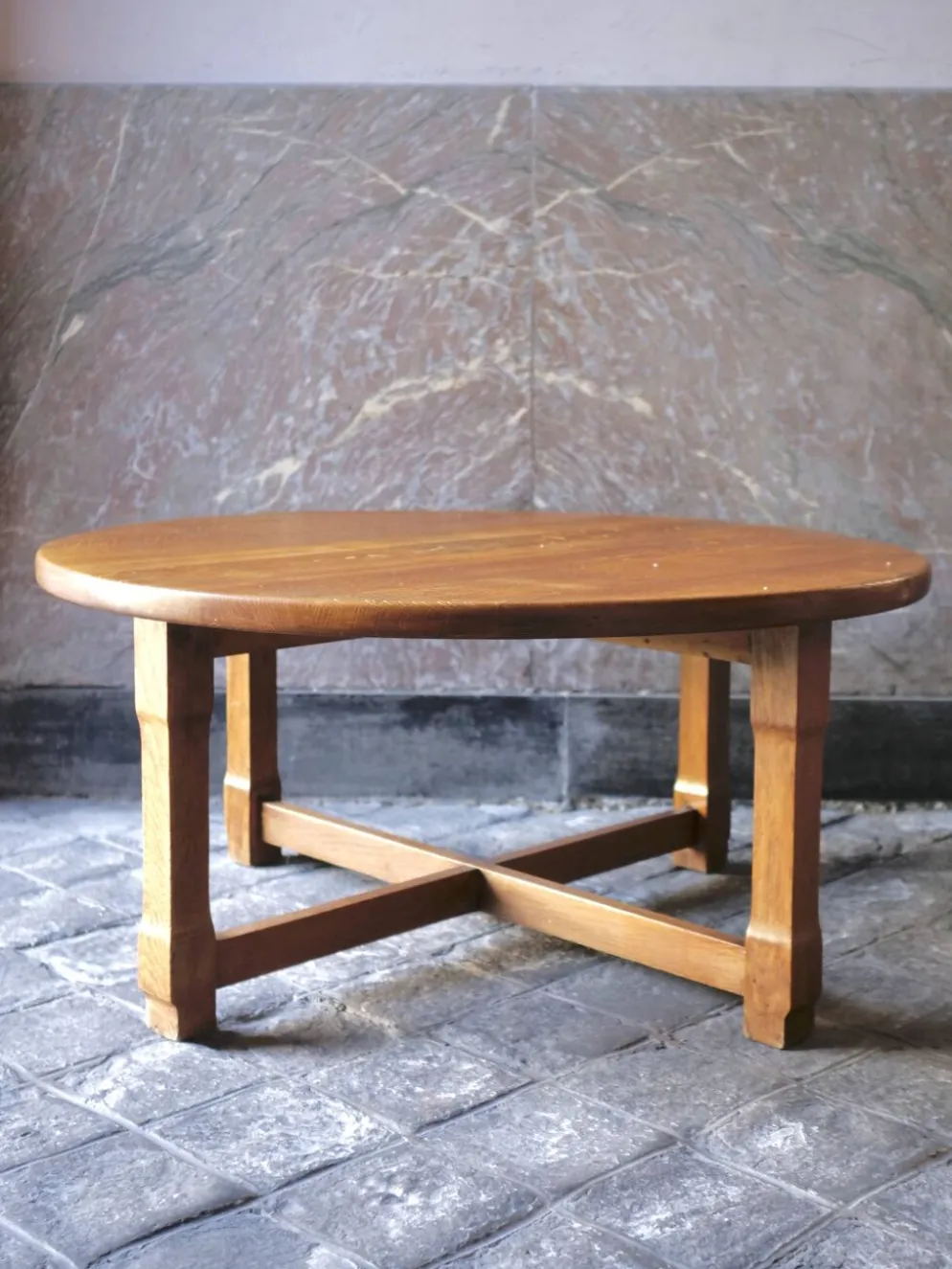 table basse ronde en bois massif design brutaliste deco bohème