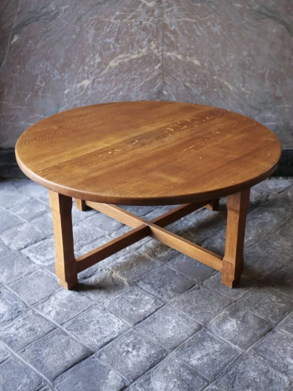 table basse ronde en bois massif design brutaliste deco bohème