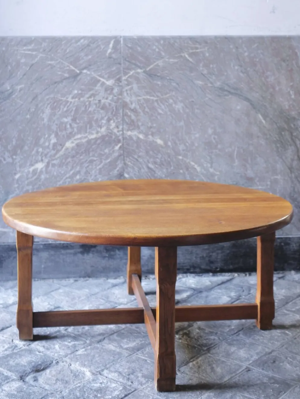 table basse ronde en bois massif design brutaliste deco bohème