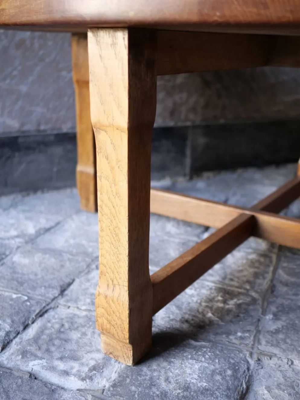 table basse ronde en bois massif design brutaliste deco bohème