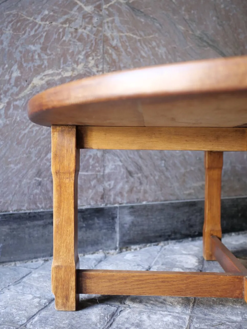table basse ronde en bois massif design brutaliste deco bohème