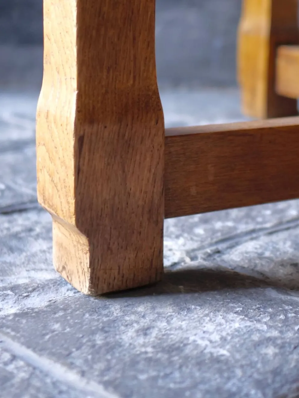 table basse ronde en bois massif design brutaliste deco bohème