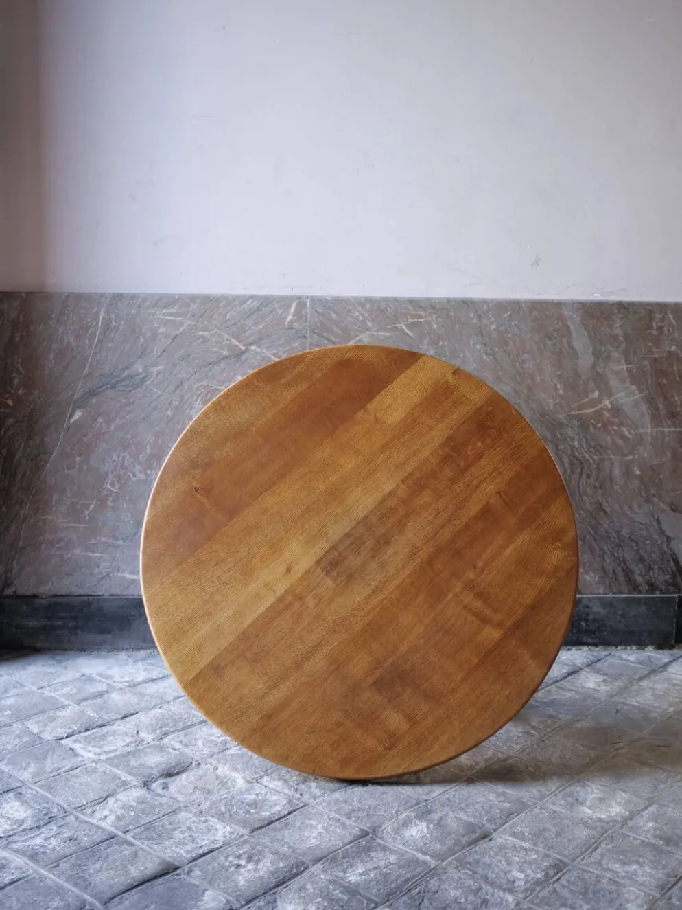 table basse ronde en bois massif design brutaliste deco bohème