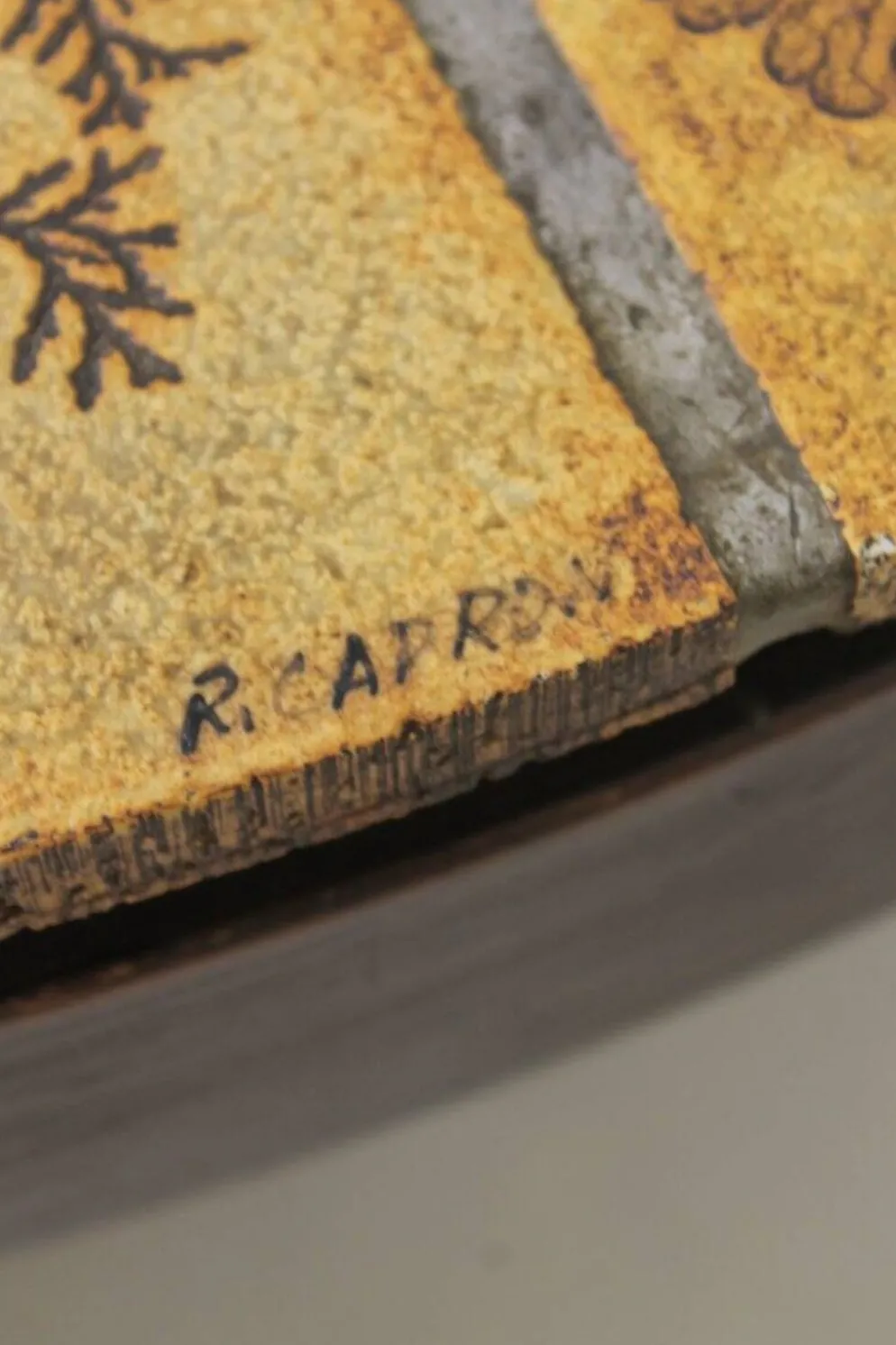 Table basse ronde herbier Roger Capron, Vallauris - céramique et structure en bois