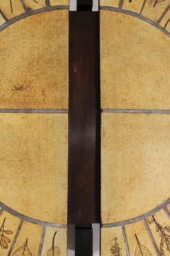 Table basse ronde herbier Roger Capron, Vallauris - céramique et structure en bois