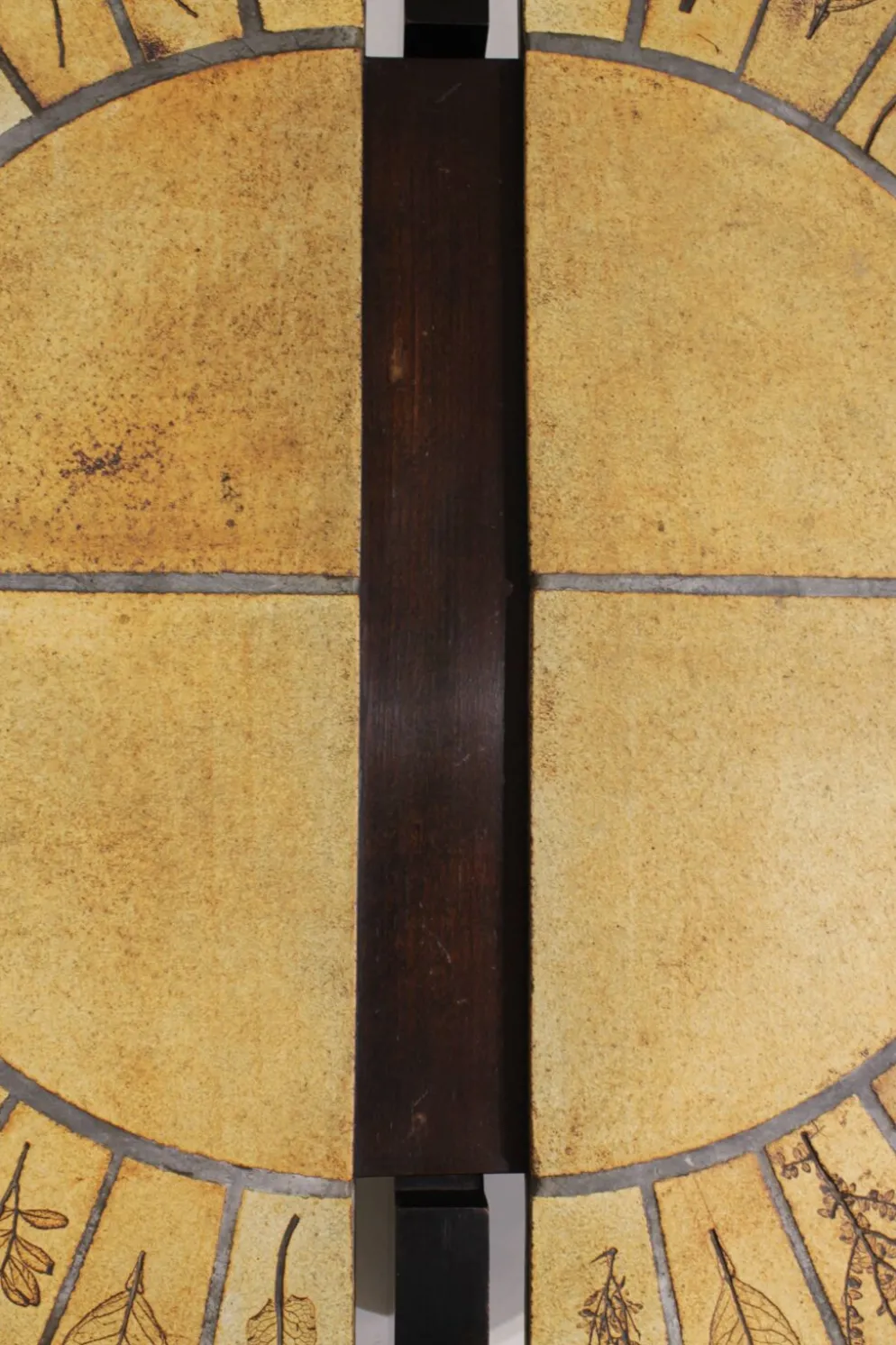 Table basse ronde herbier Roger Capron, Vallauris - céramique et structure en bois