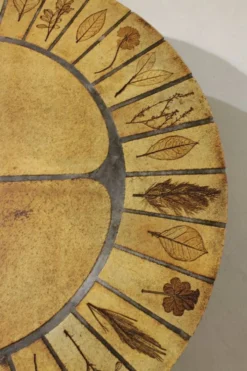 Table basse ronde herbier Roger Capron, Vallauris - céramique et structure en bois