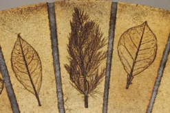 Table basse ronde herbier Roger Capron, Vallauris - céramique et structure en bois