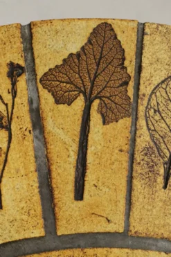 Table basse ronde herbier Roger Capron, Vallauris - céramique et structure en bois