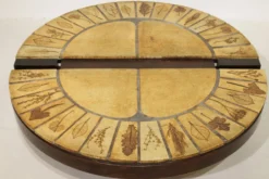Table basse ronde herbier Roger Capron, Vallauris - céramique et structure en bois