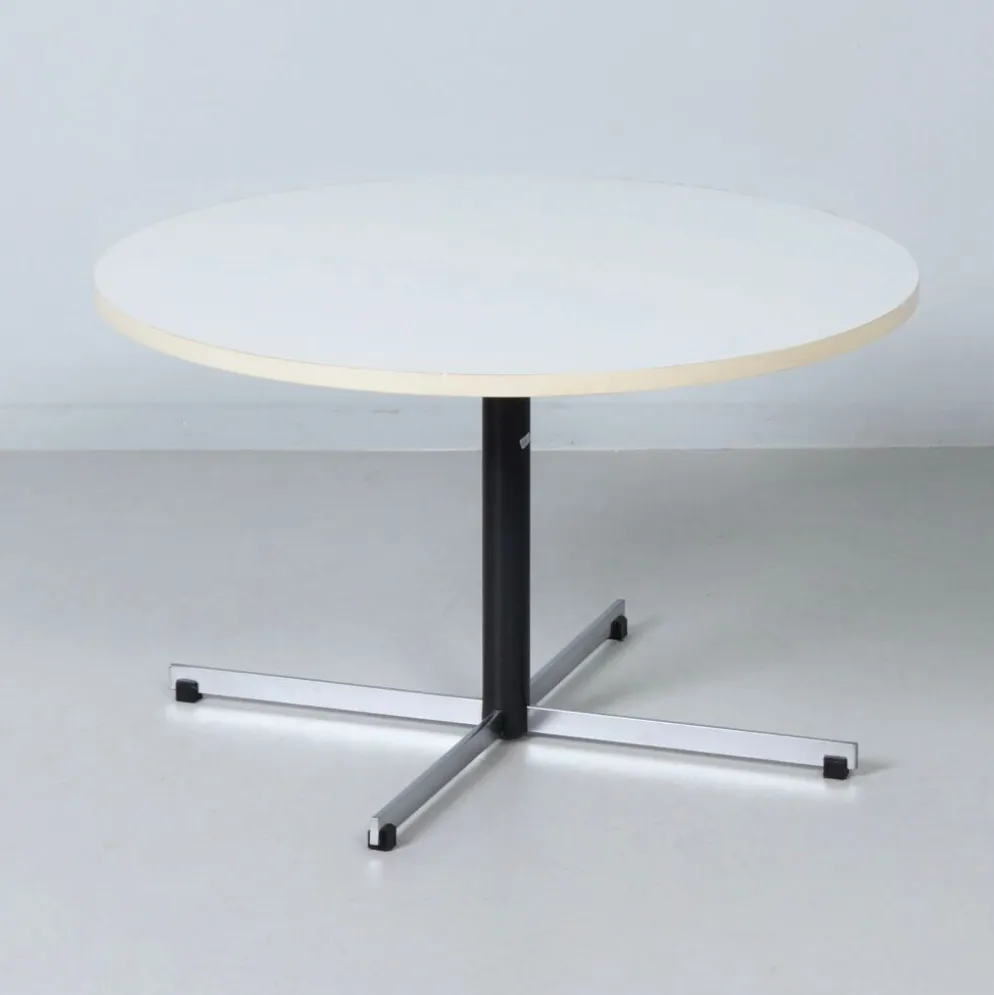 Table basse ronde modèle 3696 par Gispen, années 1970 – plateau en mélamine blanche et base en chrome