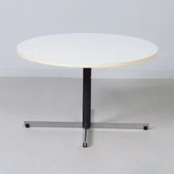 Table basse ronde modèle 3696 par Gispen, années 1970 – plateau en mélamine blanche et base en chrome