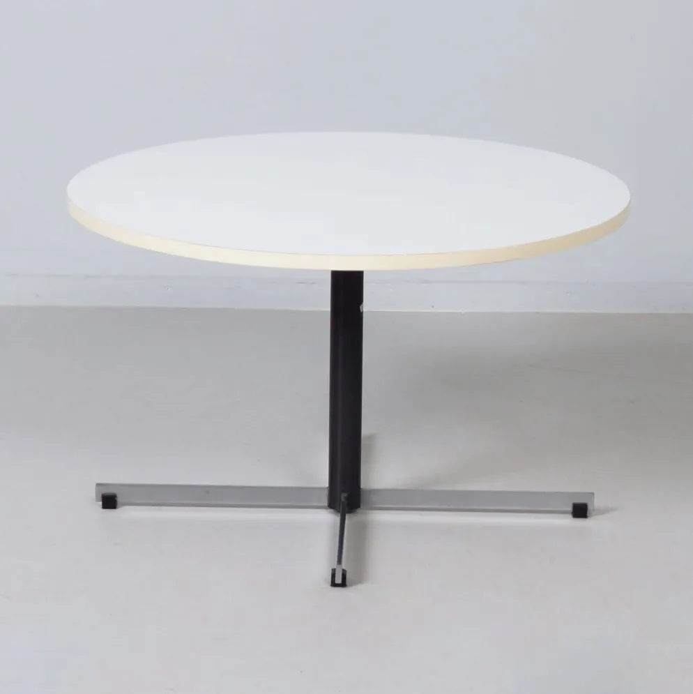 Table basse ronde modèle 3696 par Gispen, années 1970 – plateau en mélamine blanche et base en chrome