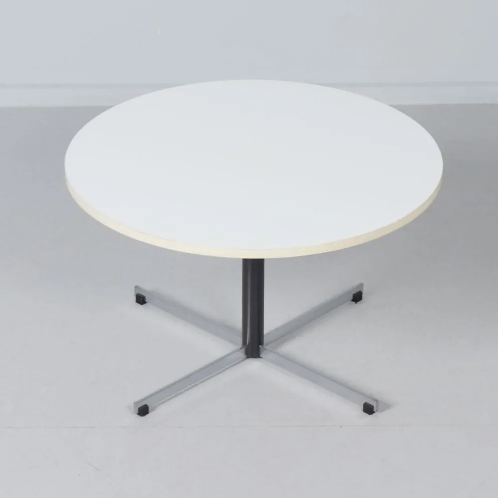 Table basse ronde modèle 3696 par Gispen, années 1970 – plateau en mélamine blanche et base en chrome