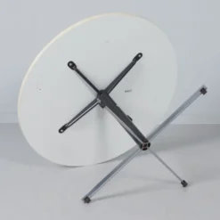 Table basse ronde modèle 3696 par Gispen, années 1970 – plateau en mélamine blanche et base en chrome