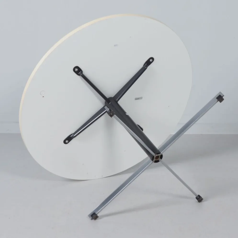 Table basse ronde modèle 3696 par Gispen, années 1970 – plateau en mélamine blanche et base en chrome