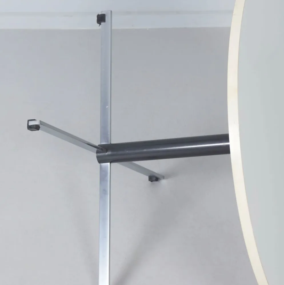 Table basse ronde modèle 3696 par Gispen, années 1970 – plateau en mélamine blanche et base en chrome