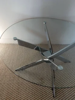 Table basse ronde Space Age acier chromé, verre, piètement hélice 70s