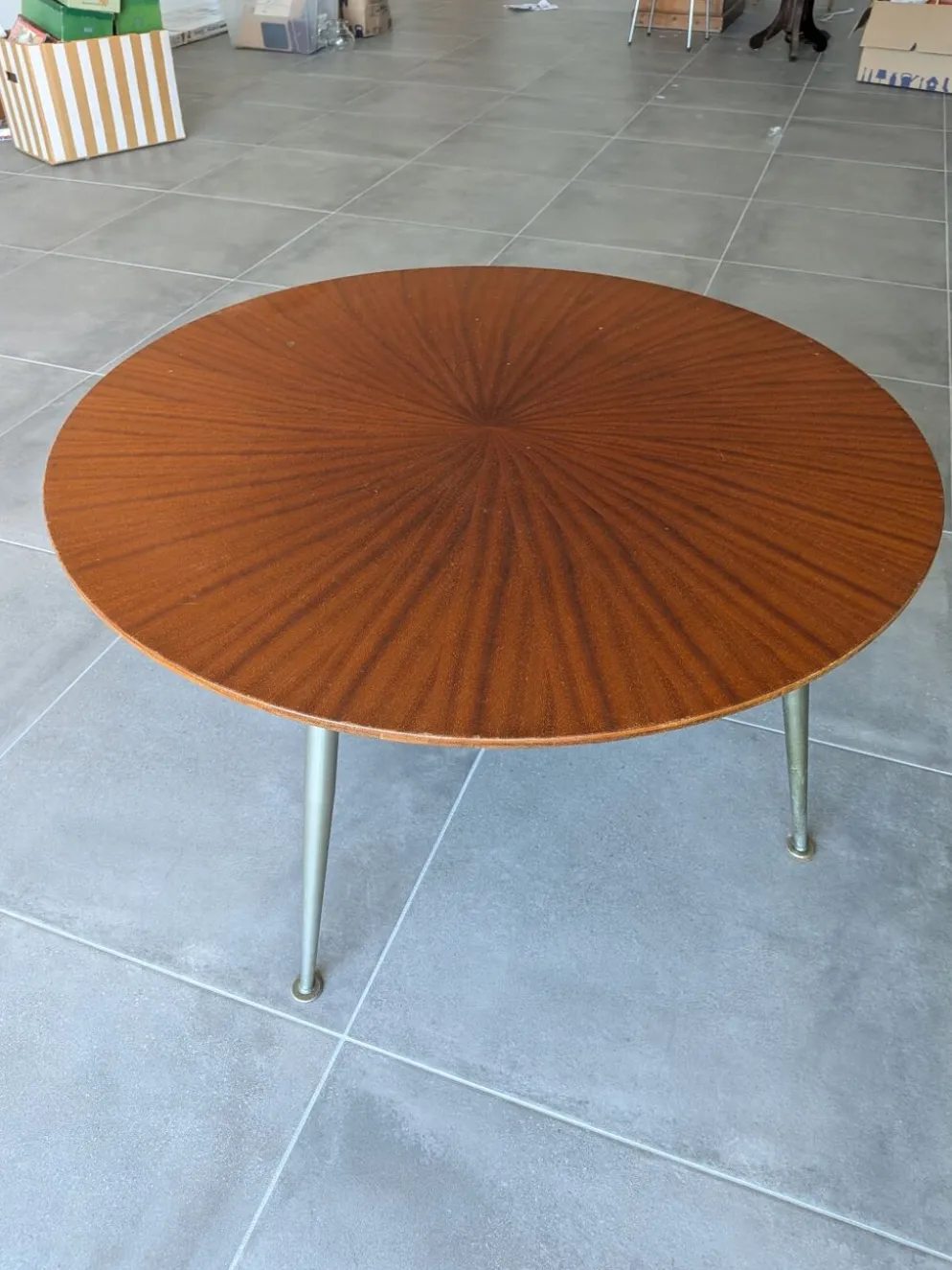 Table basse ronde vintage allemande en placage soleil – W. Germany, an