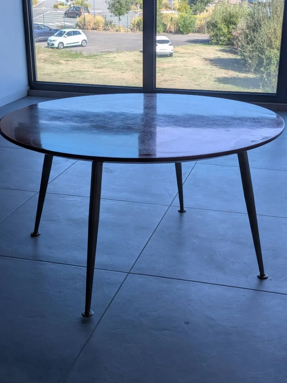 Table basse ronde vintage allemande en placage soleil – W. Germany, an