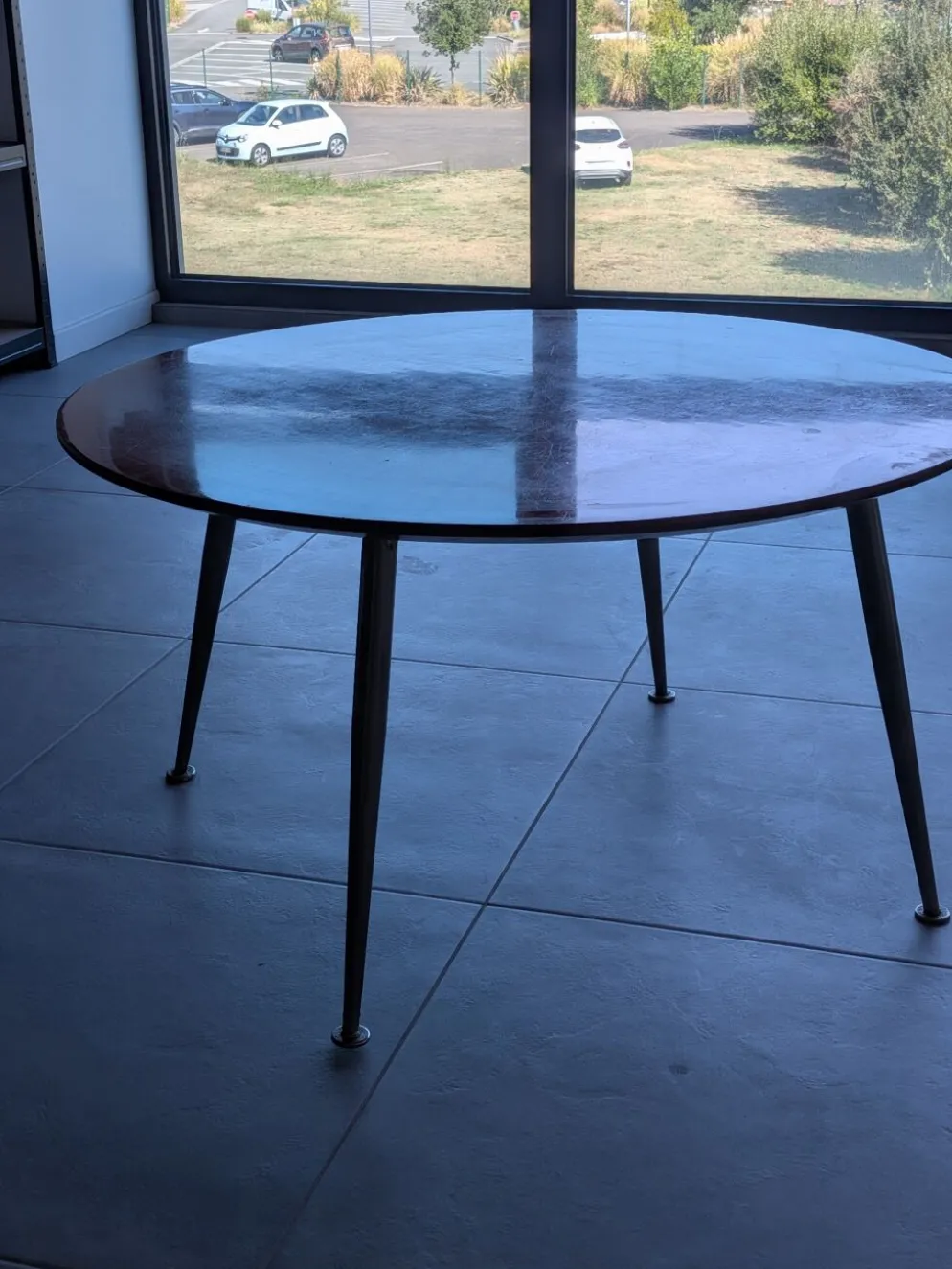 Table basse ronde vintage allemande en placage soleil – W. Germany, an
