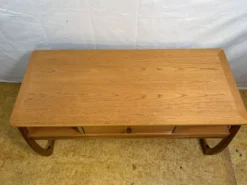 Table basse rétro vintage Nathan des années 1970 en teck, influence danoise.
