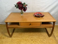 Table basse rétro vintage Nathan des années 1970 en teck, influence danoise.
