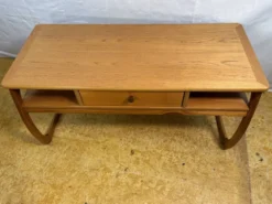 Table basse rétro vintage Nathan des années 1970 en teck, influence danoise.