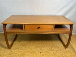 Table basse rétro vintage Nathan des années 1970 en teck, influence danoise.