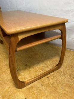 Table basse rétro vintage Nathan des années 1970 en teck, influence danoise.
