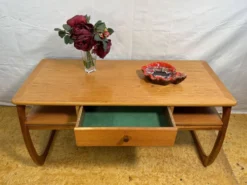 Table basse rétro vintage Nathan des années 1970 en teck, influence danoise.