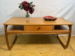 Table basse rétro vintage Nathan des années 1970 en teck, influence danoise.
