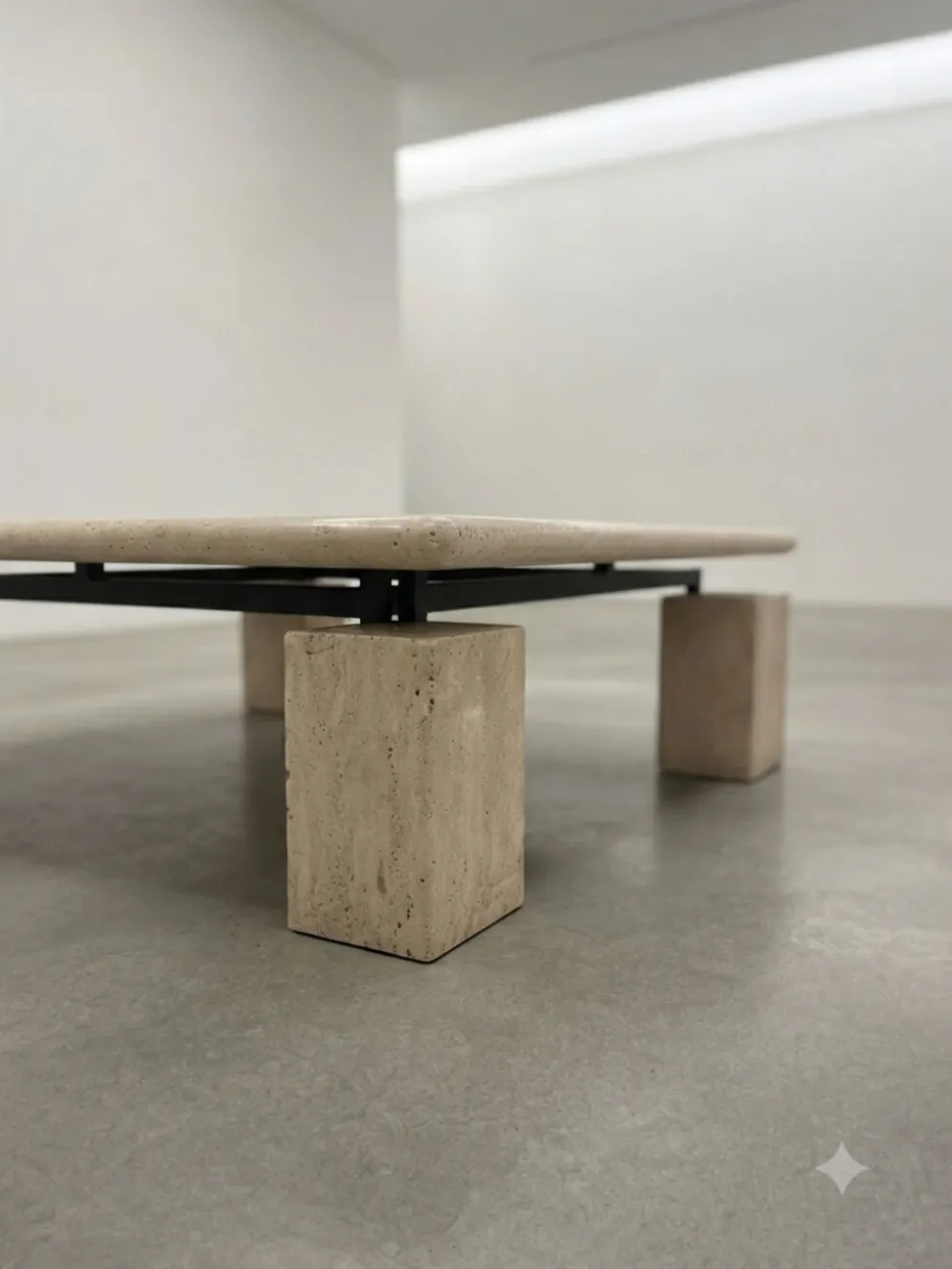 Table basse sculpturale en travertin - Attribuée à Piero De Longhi, It