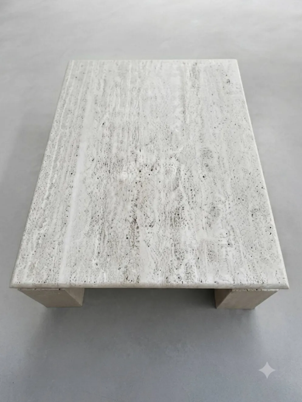 Table basse sculpturale en travertin - Attribuée à Piero De Longhi, It