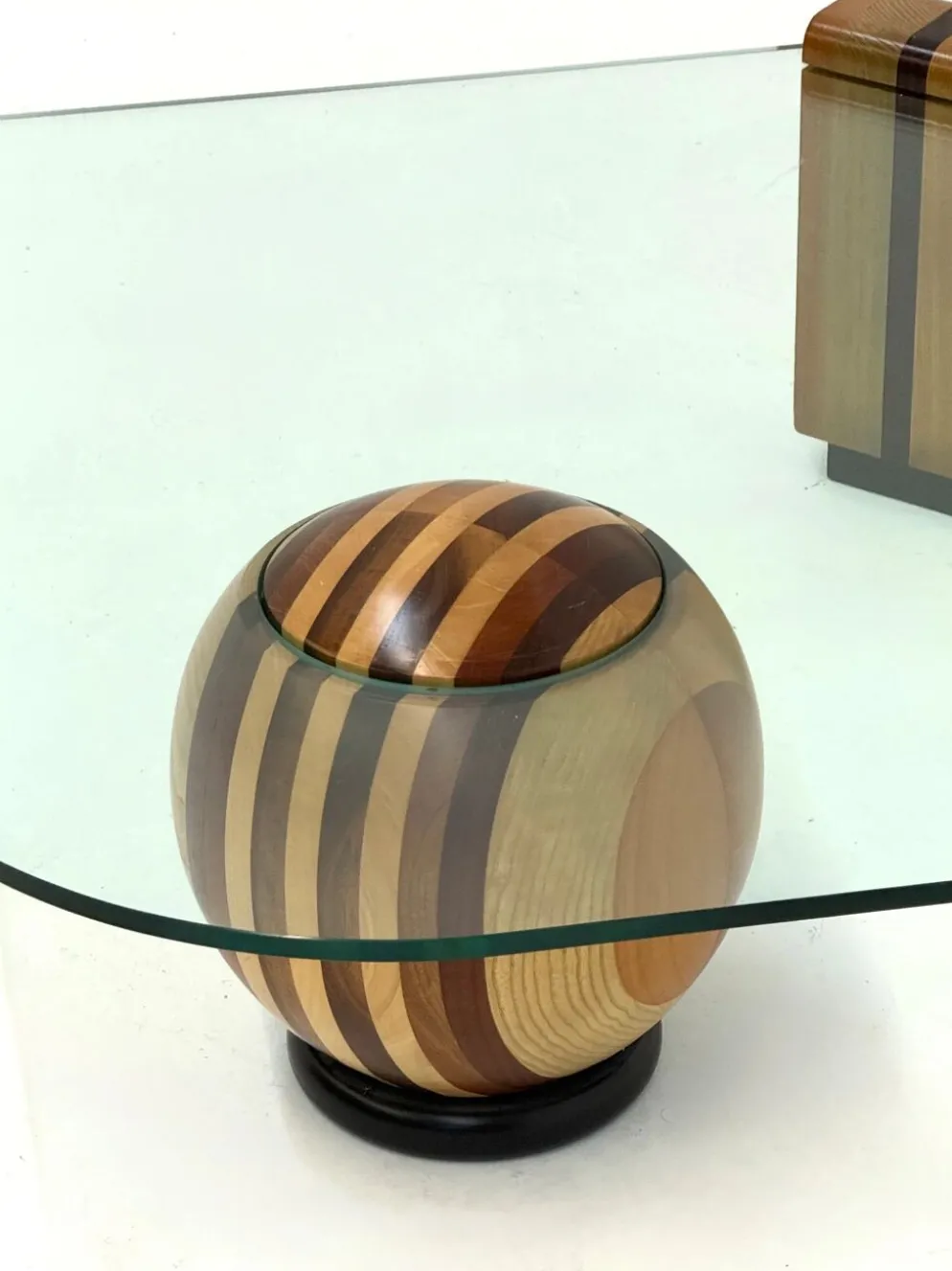 Table basse sculpturale italienne avec base en bois géométrique