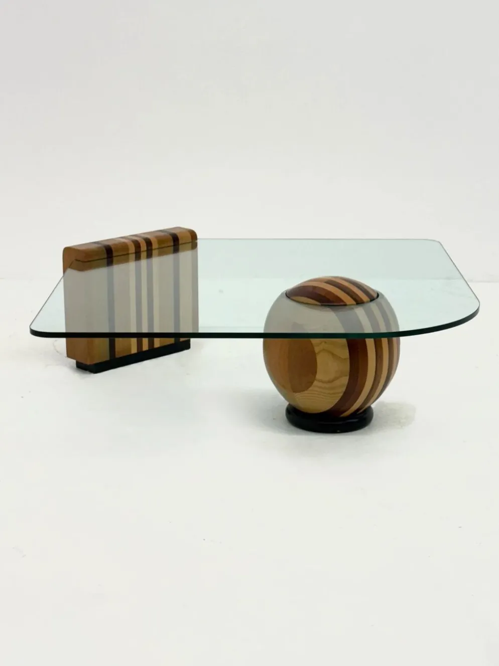 Table basse sculpturale italienne avec base en bois géométrique