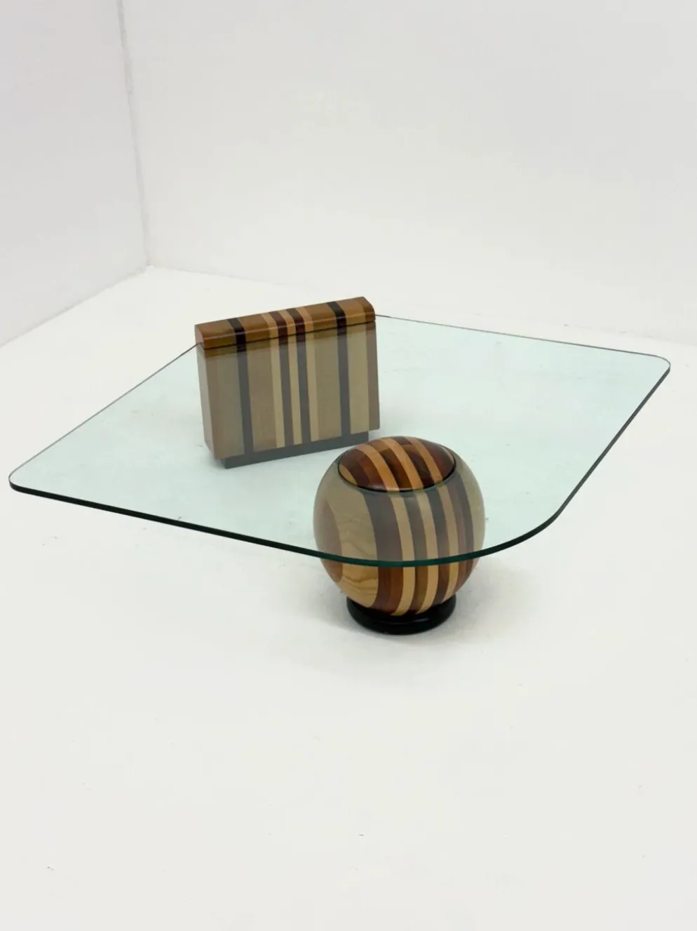 Table basse sculpturale italienne avec base en bois géométrique
