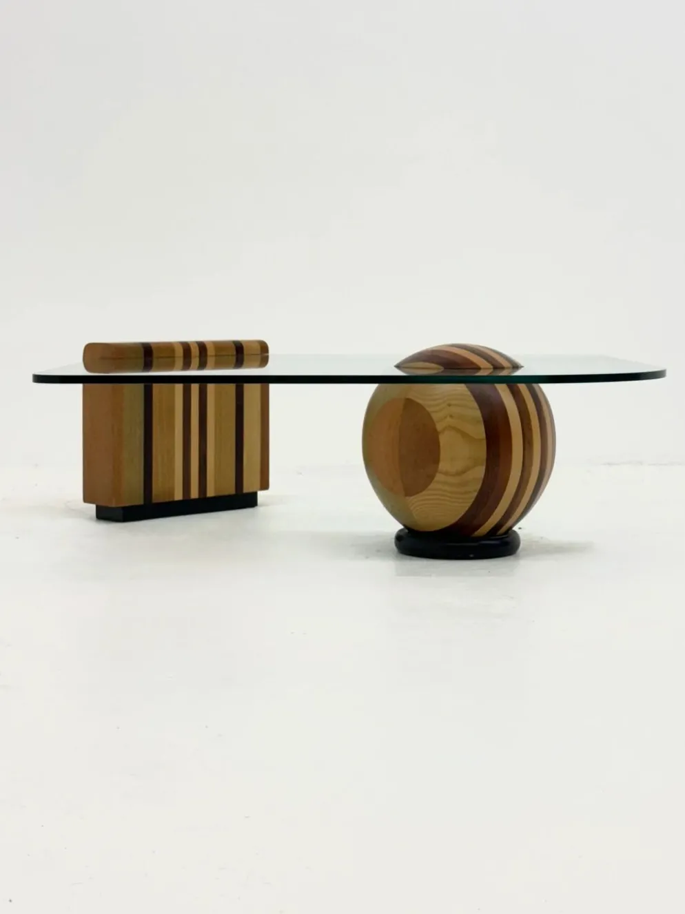 Table basse sculpturale italienne avec base en bois géométrique