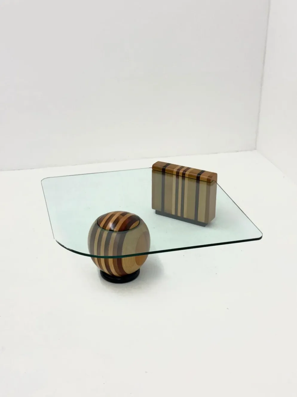 Table basse sculpturale italienne avec base en bois géométrique