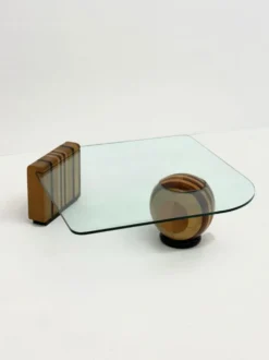 Table basse sculpturale italienne avec base en bois géométrique