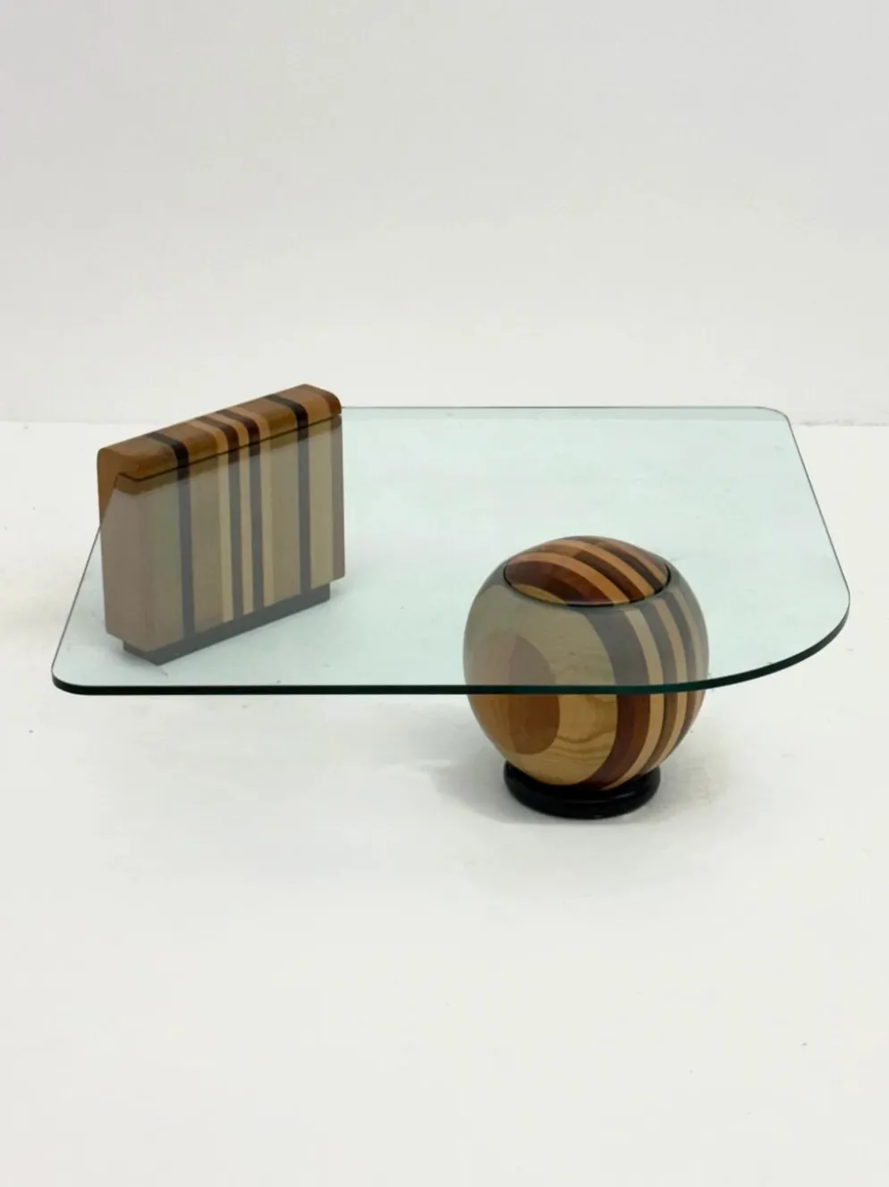 Table basse sculpturale italienne avec base en bois géométrique