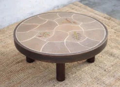 Table basse signée Barrois, table bois et grès décor végétal, France, déco intérieure