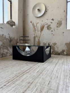 Table basse socle moulé et chrome, années 70