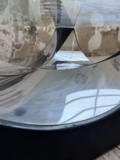 Table basse socle moulé et chrome, années 70
